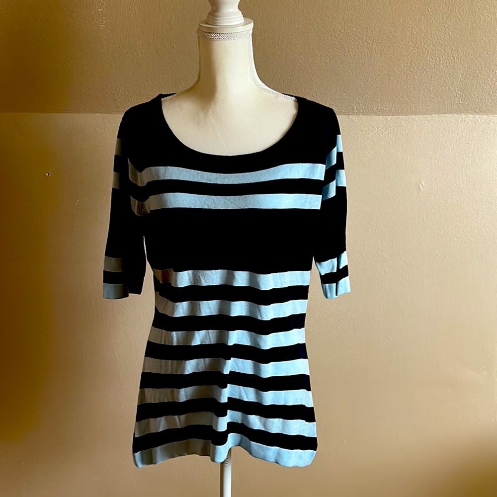 New York & Company light blue and navy lightweight short sleeve zip back. EUC.